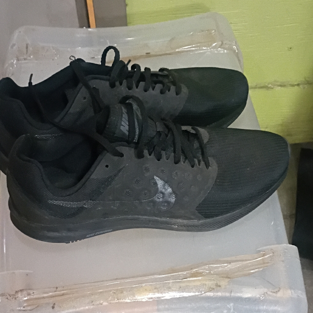 Nike Black Athletic Running Shoes Sleek Design